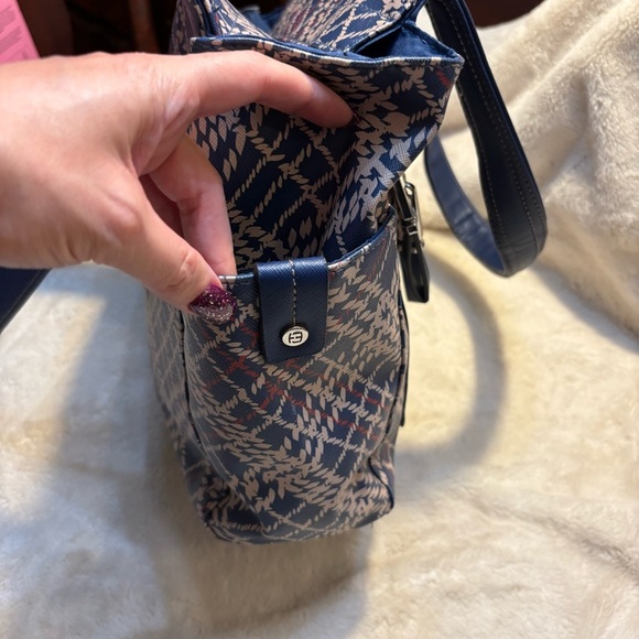 Ellen Tracy Tote Navy and Cream Geometric pattern Vinyl-feel Silver Hardware - Picture 8 of 16